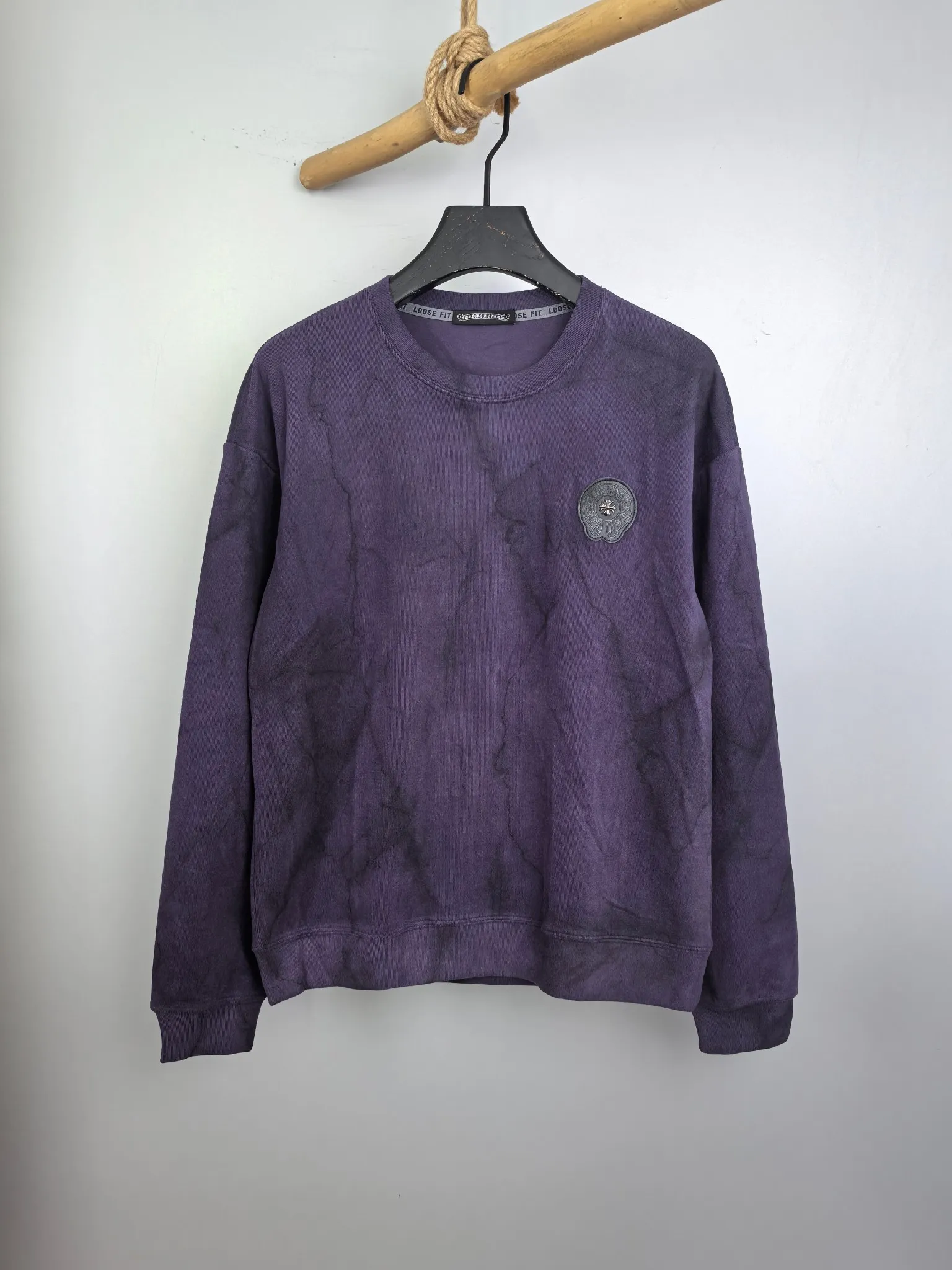 P420 Chrome Hearts 2025 Autumn and Winter New Design Sweatshirt Official website synchronized! This T-shirt combines minimalist design with exquisite details. The oversize trim is reminiscent of Tyrolean dress details, summoning modern new ideas, creating a different conceptual pattern, and injecting rich connotation into the traditional cotton T-shirt. The LOGO on the front graphic webbing is unique and makes the brand more distinguished. It highlights the style of a big brand, sets off the minimalist design style, and reveals the elegance at a glance! As a brand that pursues design and tailoring techniques, the materials used will never disappoint! The body of this shirt is made of Solona cotton blended 400g fabric, which is noble and exquisite. The cotton surface is full, soft and skin-friendly. In short, such a classic style is a must-have for autumn and winter! M-3XL